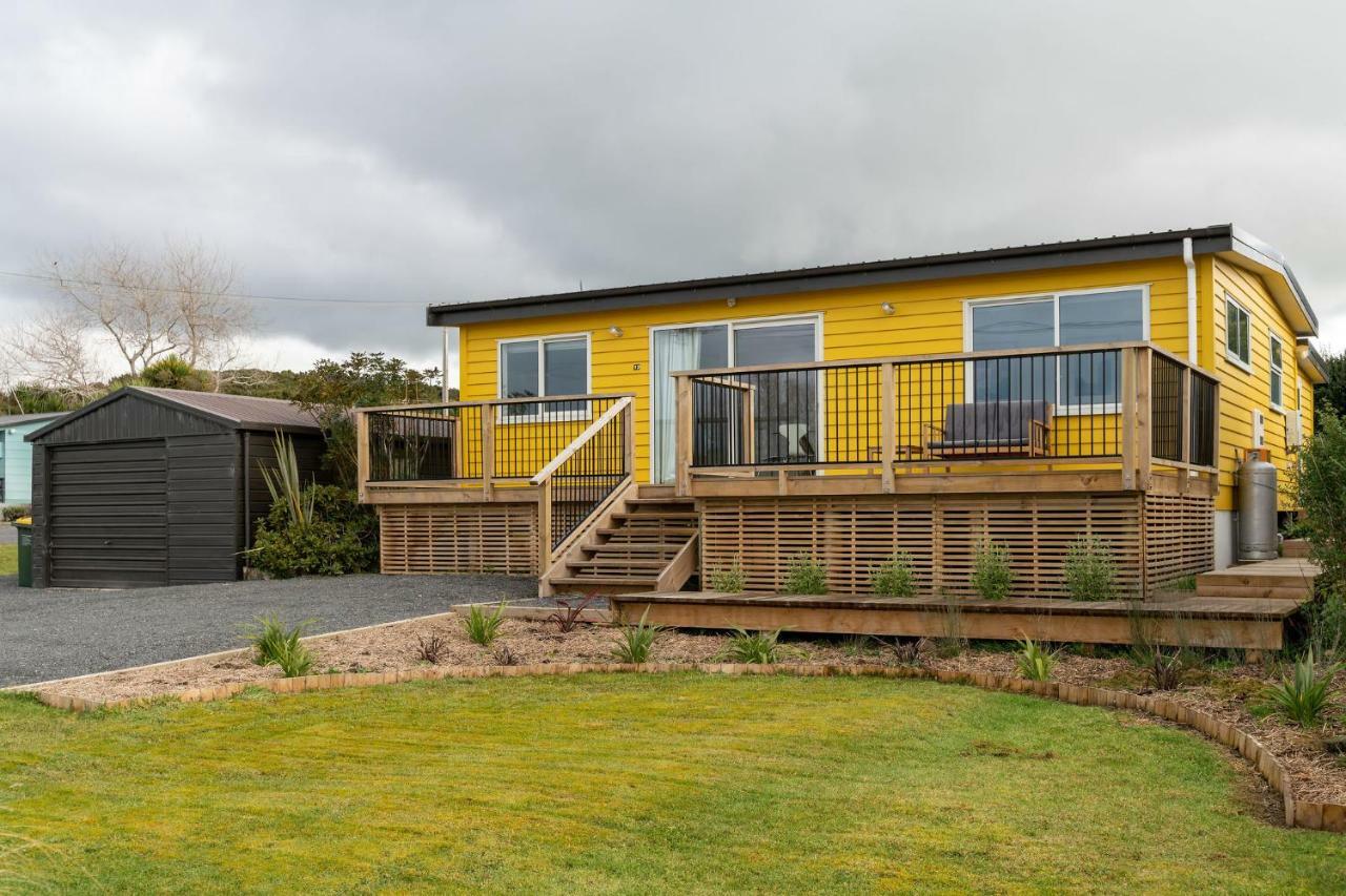 The Yellow House Kaka Point Exteriör bild